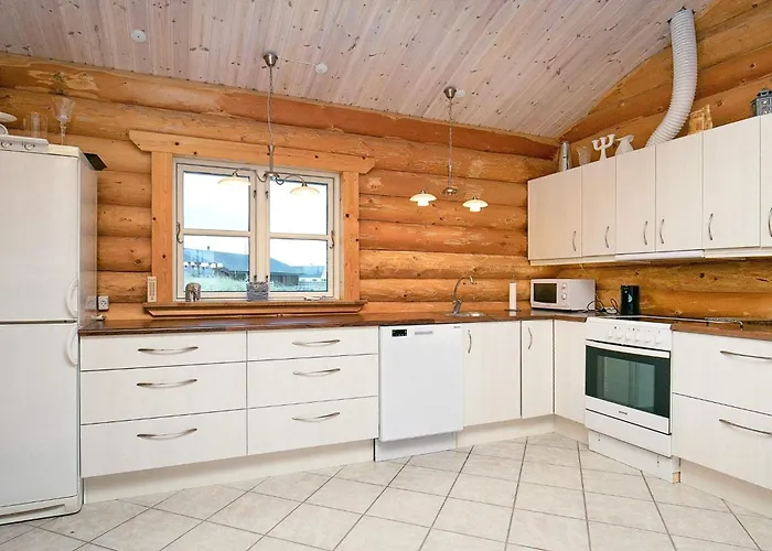 10 Person In Frostrup-by Traum